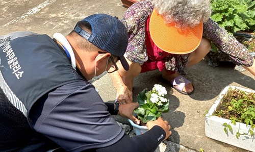 고양시가 독거 노인 살피면서 폐화분도 재활용하는 방법