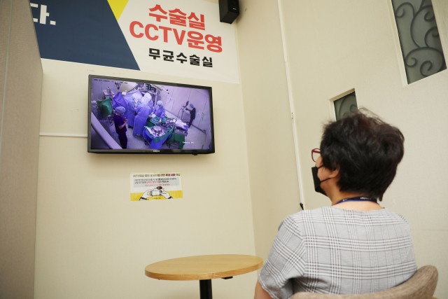 실시간 수술실 CCTV를 시청 중인 보호자