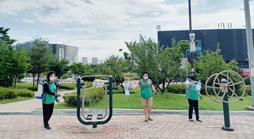 용이동 새마을부녀회 버스승강장 및 어린이 놀이터 코로나19 방역활동 실시