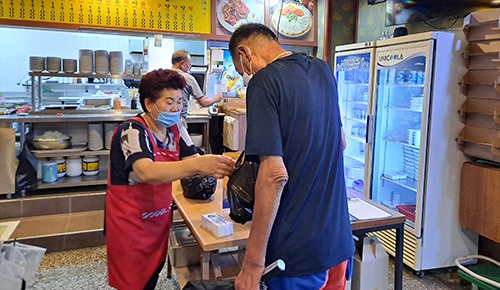 생연2동 착한식당 눈보라, 저소득·독거 어르신 위해 식사대접 봉사