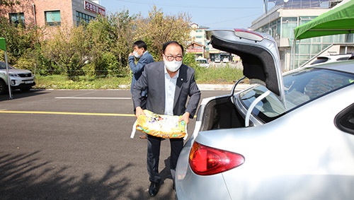 안성시의회 신원주 의장, 죽산 농산물 판매 드라이브스루 판매 참여