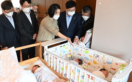 ‘수원시 세쌍둥이 이상 출산축하금’ 첫 번째 수혜 가정 탄생