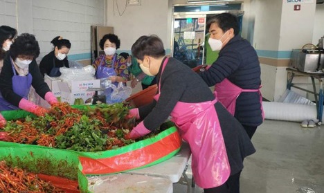 송탄동 새마을지도자 협의회, 관내 기초생활수급자 세대 배추김치 나눔 행사 실시