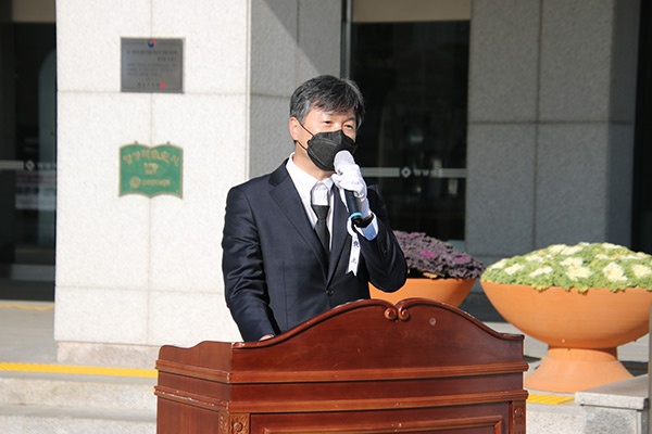 정규상 유가족 대표가 유가족 인사말을 전하고 있다