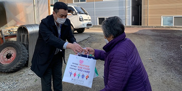 광주시 초월읍, 폐지 줍는 어르신에게 방한용품 전달