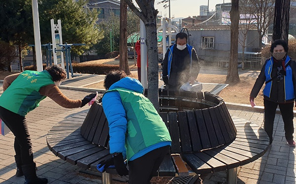 평택시 통복동 새마을 남･녀지도자회, 코로나19 방역 실시