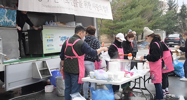 ‘더 브릿지’와 ‘사랑의 밥차’에서 관내 어르신 위한 나눔 활동 진행