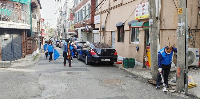 광명시 철산2동 지역사회보장협의체, 독거어르신 주거환경 개선 자원봉사 실시