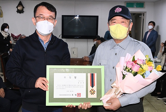 수원시, 쓰러진 노인 생명 구한 경비원에게 선행시민 표창