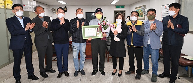 수원시, 쓰러진 노인 생명 구한 경비원에게 선행시민 표창