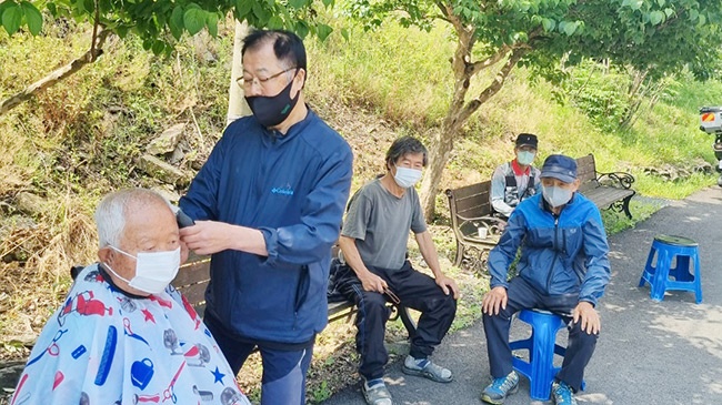 보산동 잔디이발관, 걸산동에서 여름맞이 이발봉사 실시  