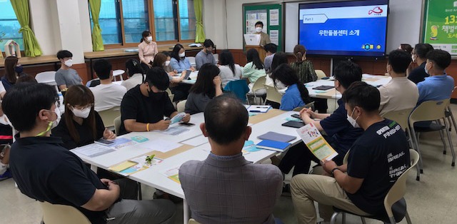 신흥중학교 교직원 38명을 대상으로 긴급복지신고의무자 교육 및 무한돌봄센터 주요사업 등 홍보 실시