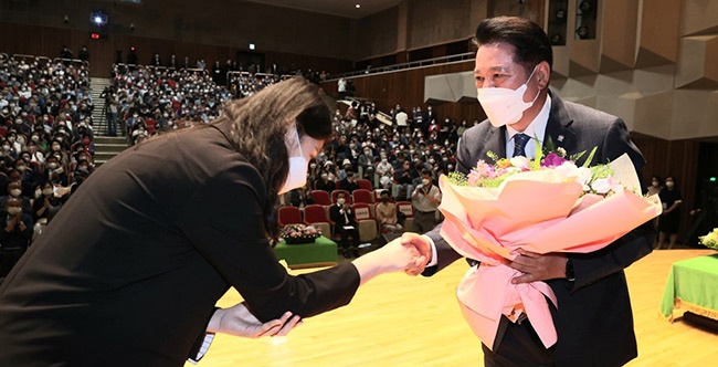 중단 없는 안양발전 변화의 아이콘 클릭, 동반성장 미래 안양이 활짝!