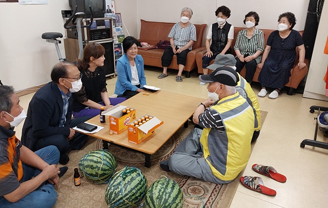 광명시 철산4동, 초복 맞아 관내 경로당 수박 전달