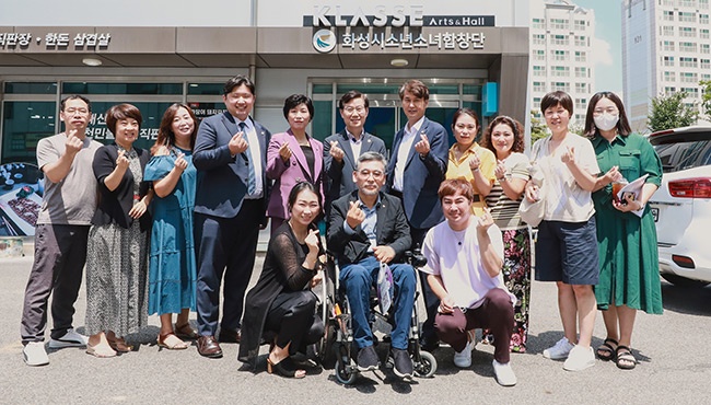 화성시의회 교육복지위원회 ‘화성시 소년소녀합창단’ 찾아 수상을 축하