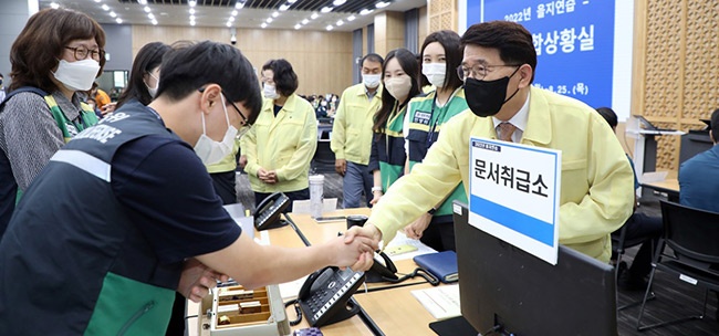 수원특례시의회 의장단, 을지연습 참여 공직자들 격려