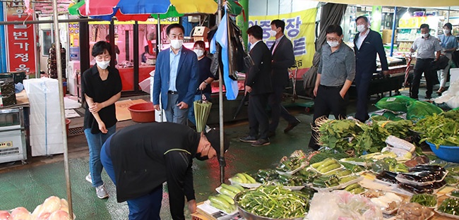 정장선 평택시장, 추석맞이 전통시장 상인 격려ㆍ태풍 피해 점검