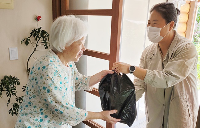 청산면 신라가든 최영효 대표, 추석맞이 취약계층 어르신 15가구 따듯한 온정 나눔