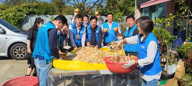 바르게살기운동 진위면 위원회 배․도라지청 나눔 행사