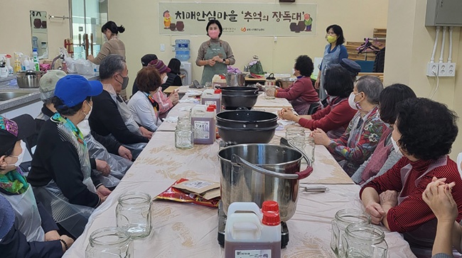 광명시 치매안심센터, 치매어르신과 가족이 함께하는 ‘추억의 장독대’진행