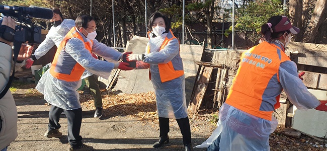 과천시 과천동지역사회보장협의체 ‘사랑의 연탄나눔’ 봉사 펼쳐