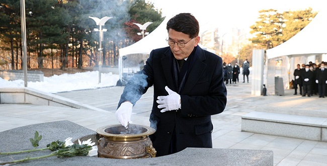 수원특례시의회, 현충탑 참배하며 새해에도 시민 위한 의정활동 다짐