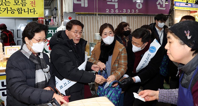 전통시장 방문해 상인 격려하는 김기정 수원특례시의장