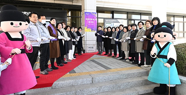 의정부시의회 최정희 의장, 경기북부 최초 여성친화도시 3회 연속 재지정 현판식 함께해