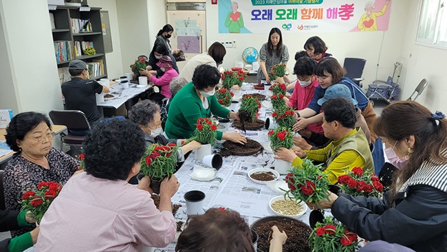 안성시, 치매안심마을 2곳 어버이날 기념 원예행사 실시