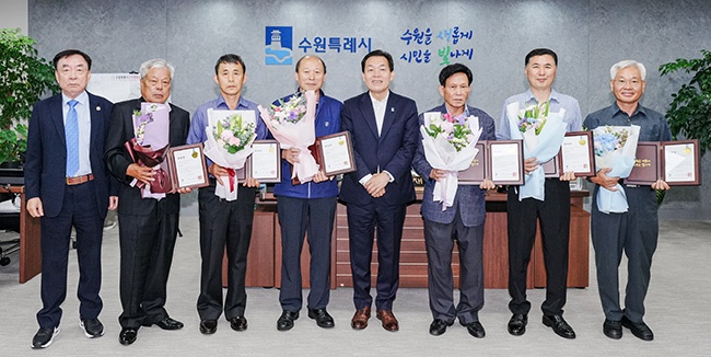 이재준 수원특례시장, 가두 구두수선협회에 표창장 수여하고 격려