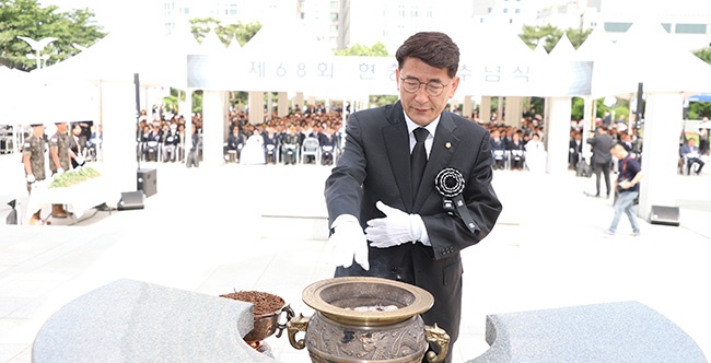 수원특례시의회, 제68회 현충일을 맞아 수원시 현충탑 참배