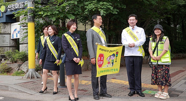 어  이상일 시장이, 초등교 앞 교통안전 지킴이로 변했네!