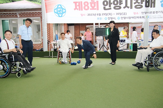 장영근 부시장이 론볼을 시연해 보고 있다. - 제8회 안양시장배 전국론볼대회 성황리 개최