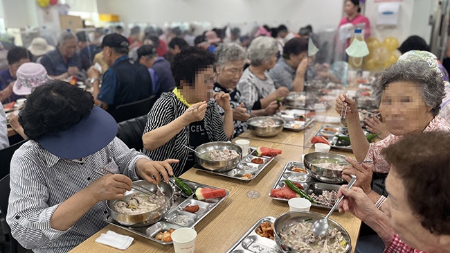 오산노인종합복지관 복날행사 ‘복닭복닭하게’복도 받고, 닭도 먹고!