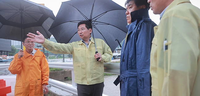 이상일 용인특례시장, 동천동 고기교 또다시 찾아 집중호우 대비상태 점검