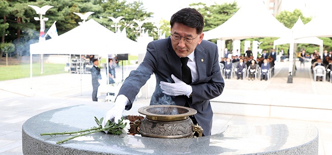 수원특례시의회, 제78주년 광복절 기념 수원시 현충탑 참배