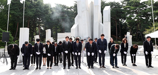 수원특례시의회, 제78주년 광복절 기념 수원시 현충탑 참배