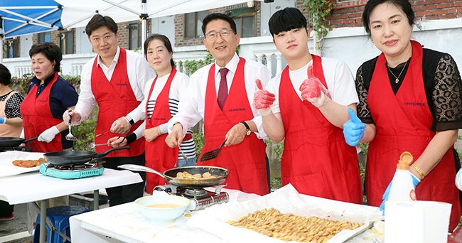 수원특례시의회 김기정 의장과 시 의원들, 소외계층 위해 전 부치고 송편 빚어 나눔 실천