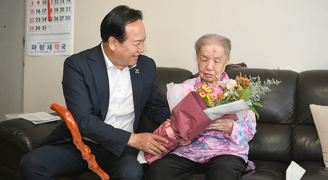 오산시, 노인의 날 기념 100세 장수 어르신에‘청려장’전달