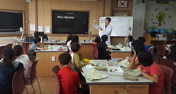 지난해 양지초등학교 학생들이 학교 과학실에서 성남시 공무원이 진행하는 ‘재미있는 수돗물 과학교실’ 수업을 받고 있다