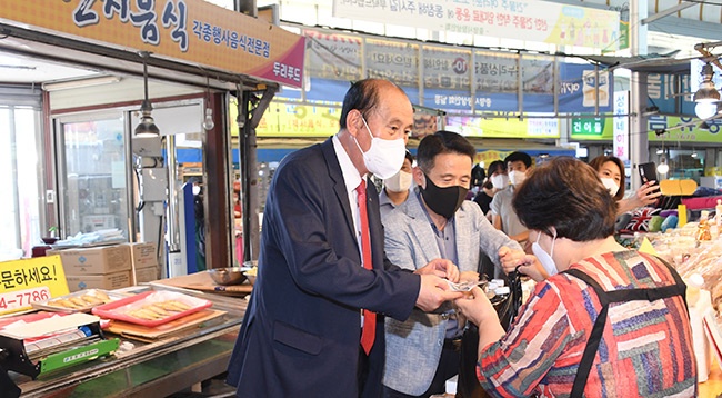 코로나19로 위축된 전통시장 방문하여 상인들 격려