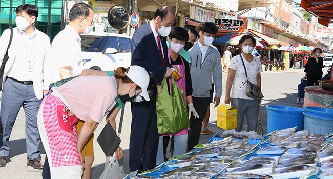 코로나19로 위축된 전통시장 방문하여 상인들 격려