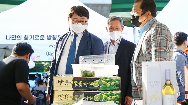 의왕백운호수축제에서 국내 자매도시 직거래장터 열려