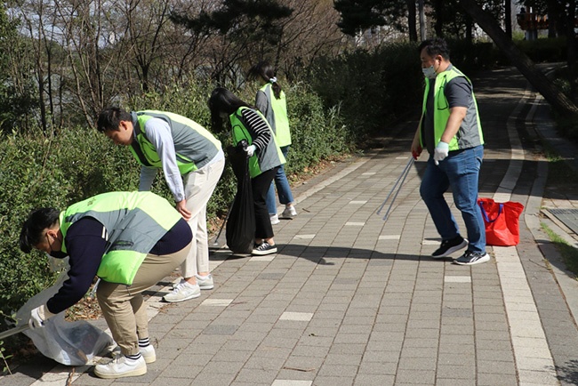 의왕도시공사·현대로템·한국농어촌공사 ‘의왕시 왕송호수 합동 환경정화활동 실시’