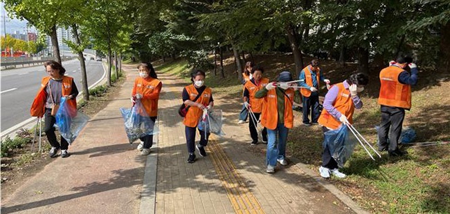 신평동 자원봉사나눔센터, 도로입양구간 쓰레기 수거 활동 전개