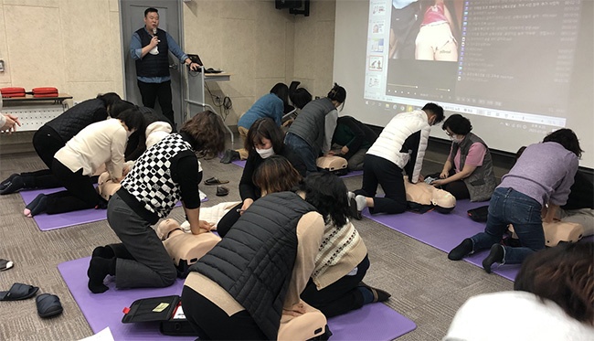 ‘깨우고, 알리고, 누르고’ 군포시 전 공직자 심폐소생술 교육