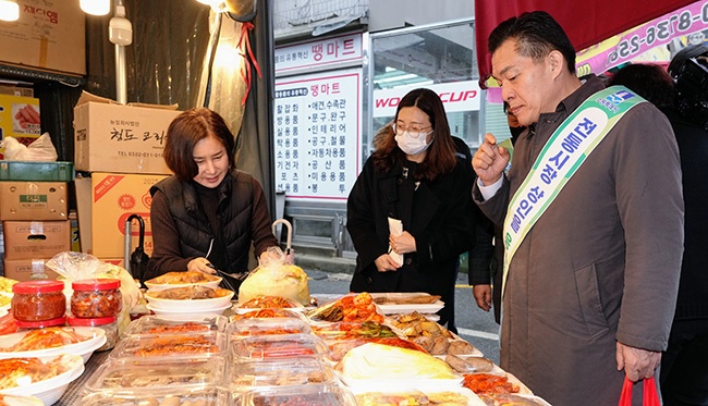 이재준 수원특례시장, 설 앞두고 전통시장에서 먹을거리 구매해 복지시설에 전달