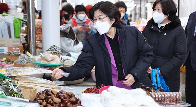 설 명절 지역상권 살리자... 안성시 전통시장 장보기 행사 실시