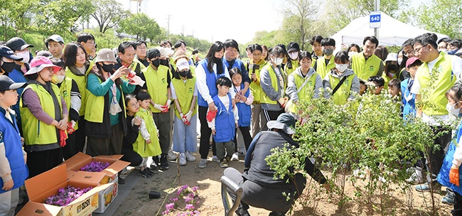 오산시, 제53회‘지구의 날’탄소중립을 위한 ‘공존과 평화 나무심기’